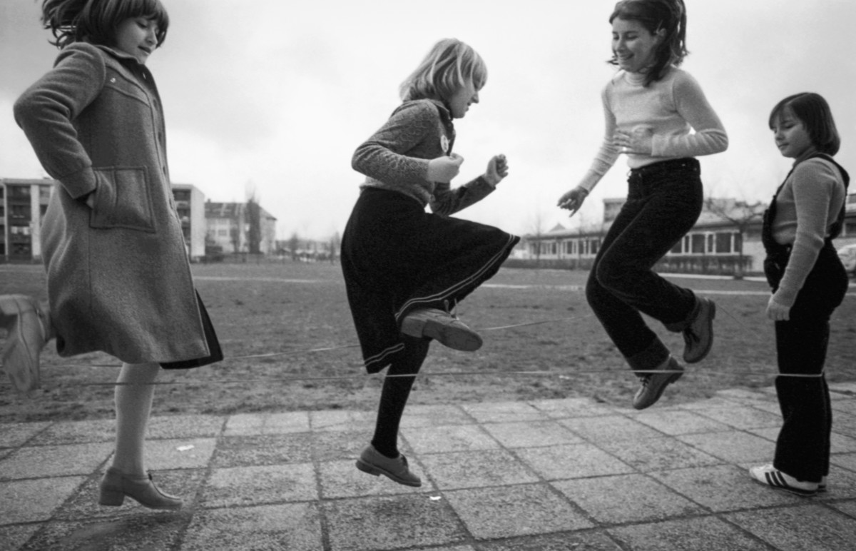 Gumitvist, igra pred blokom. Ljubljana, 24. 03. 1980. Foto: Miško Kranjec, hrani: MNSZS.