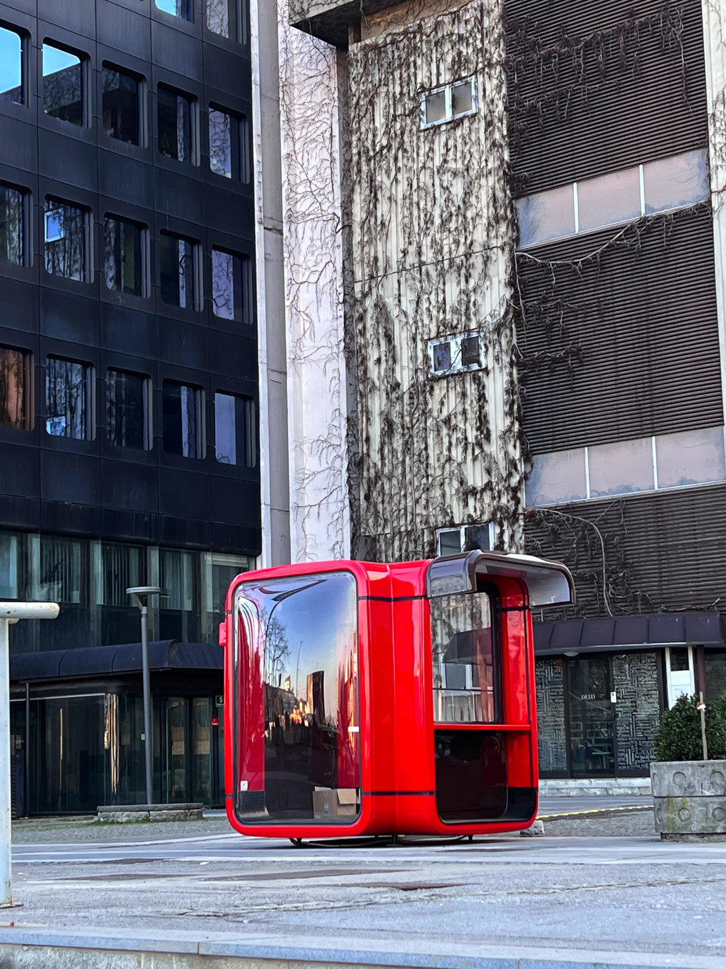 Kiosk k67 pred Delovo stolpnico, Ljubljana